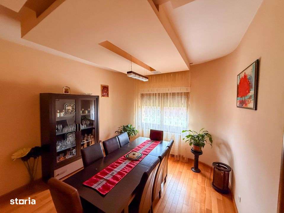 Vila exceptionala intr-o zona linistita - Imagine principală: 4/16