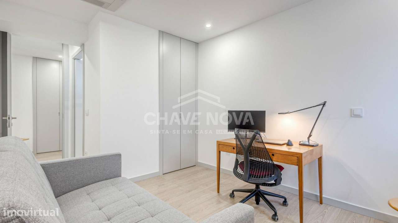 Apartamento T2 c/ Varanda e 2 Lugares de Garagem-Constituição/ Marquês-21
