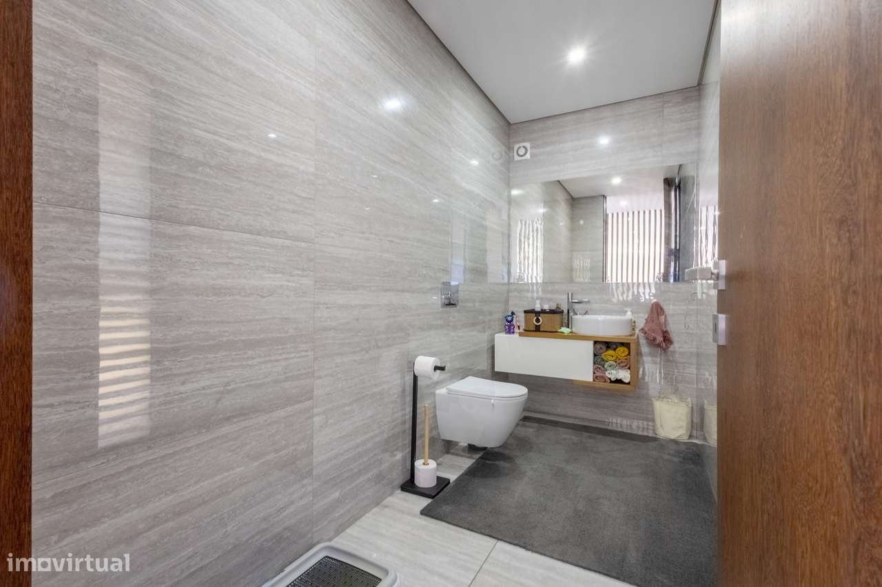 Excelente moradia moderna, local recatado com piscina-15