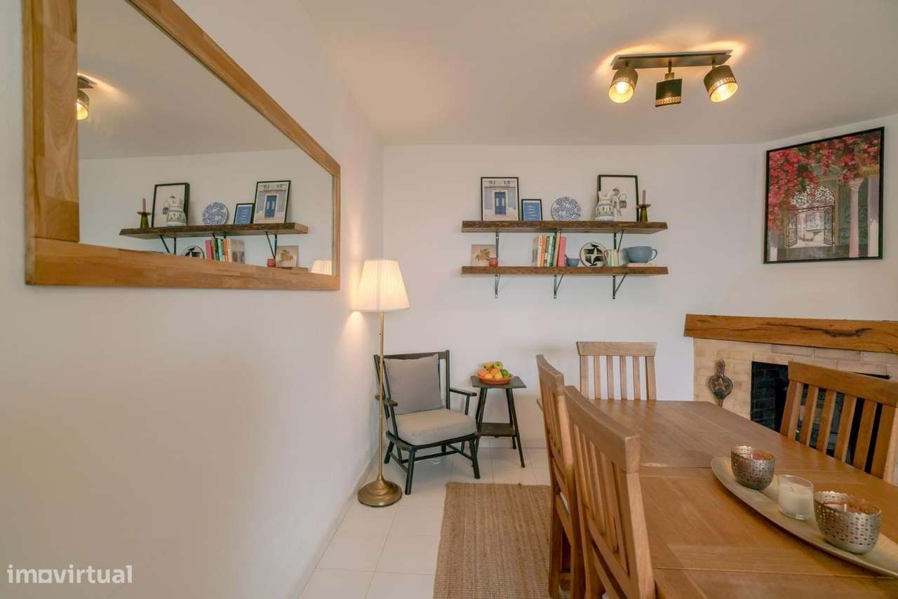 CHARMOSA CASA GEMINADA DE 3 QUARTOS E 2 c.BANHO NO CENTRO DA VILA DE B-6