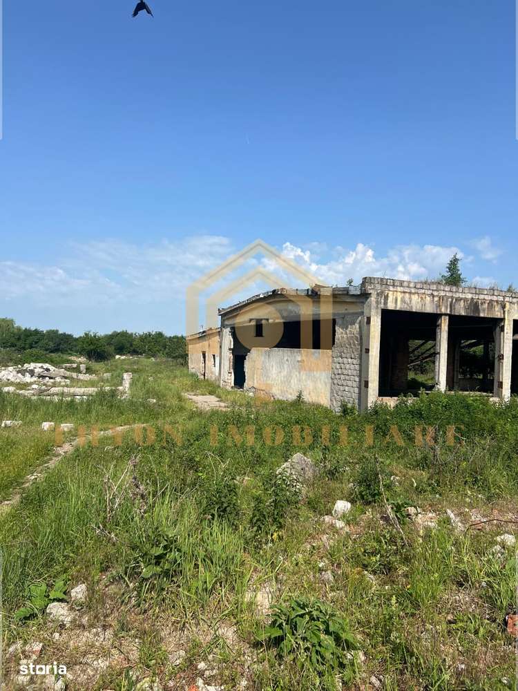 Teren industrial de vânzare–27.000 m² cu 4 hale acces autostradă, gară - Imagine principală: 4/12