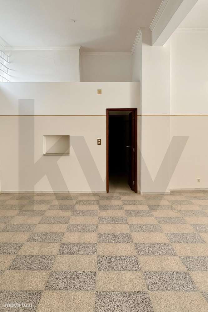 Prior Velho — Loja/Armazém (Afetação: Comércio) - Grande imagem: 3/7