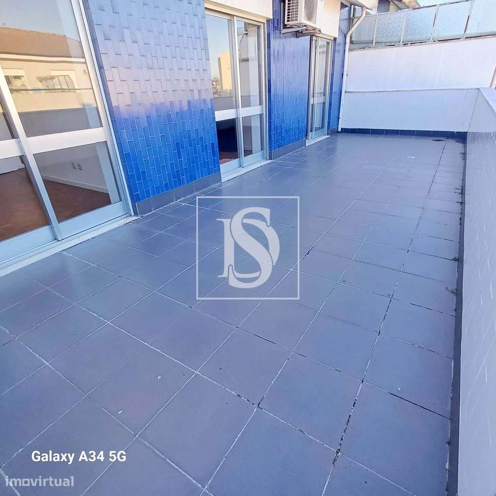 Excelente T2 com terraço e garagem em Box-8