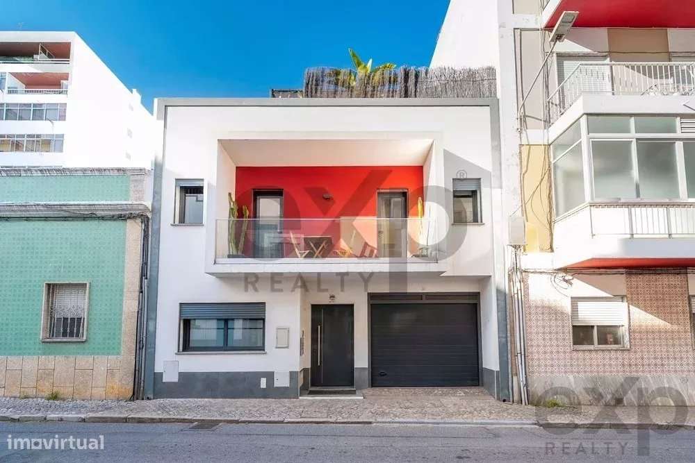 Moradia T3+1 com pátio, enorme terraço e garagem no centro de Olhão - Grande imagem: 4/49