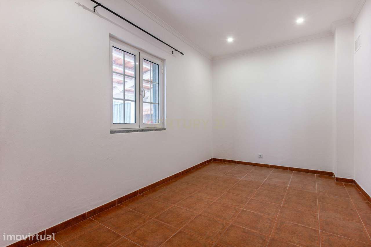 MORADIA BIFAMILIAR T2 + T2 COM GARAGEM E AMPLO ESPAÇO EXTERIOR.-12