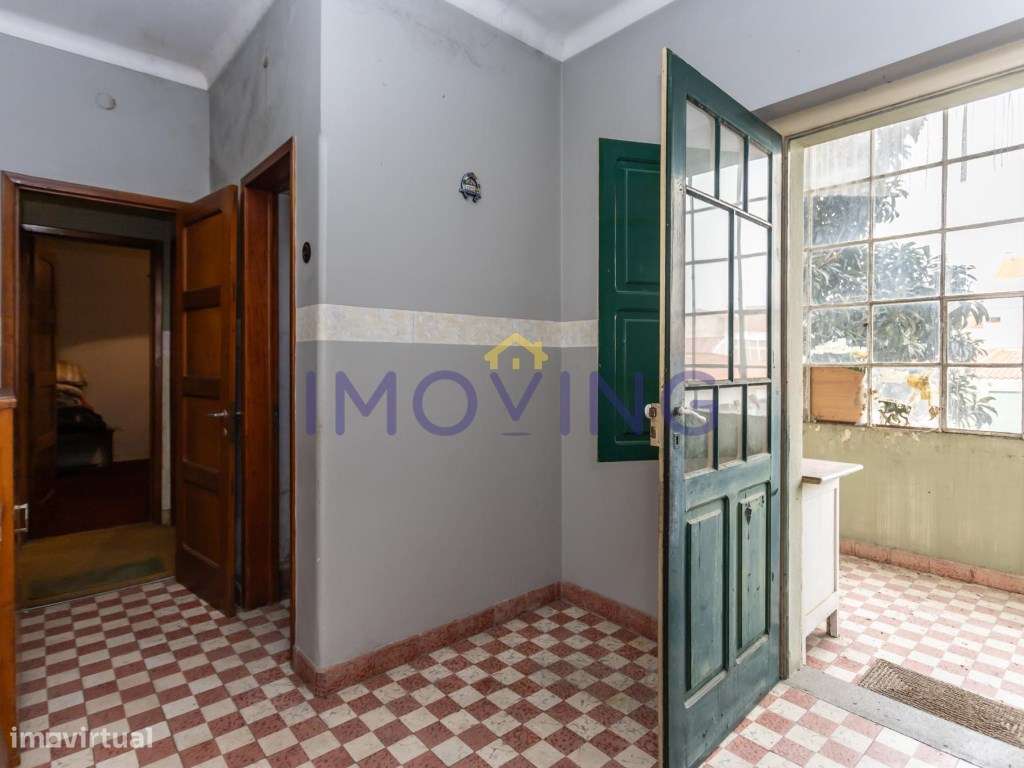 Prédio, moradia e garagens para Investimento-24