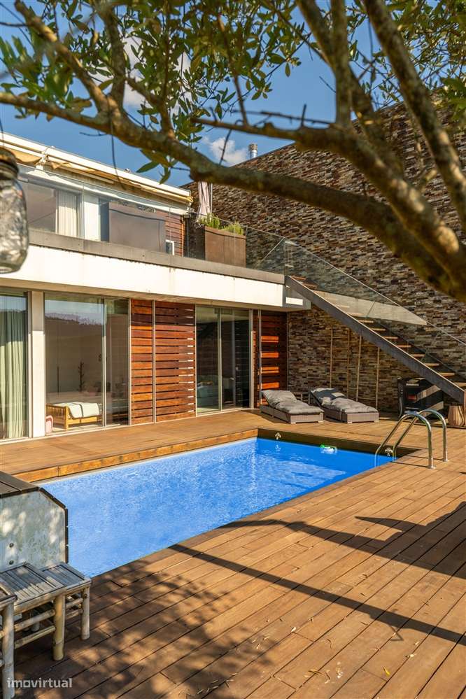 Moradia T4 com piscina, jardim e vista tranquila-0