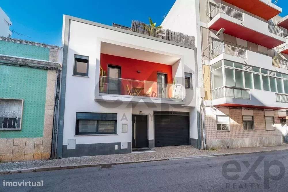 Moradia T3+1 com pátio, enorme terraço e garagem no centro de Olhão - Grande imagem: 2/49