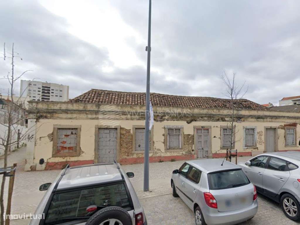Conjunto de 3 imóveis em ruína para reabilitação no centro de Setúbal - Grande imagem: 2/20