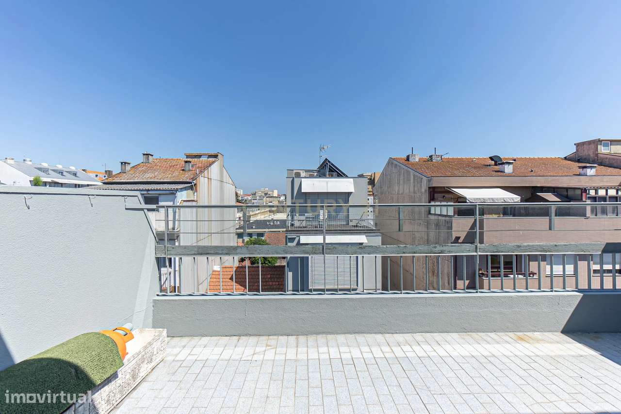 Apartamento T2+1 com Terraço na Prestigiada Rua da Alegria-8