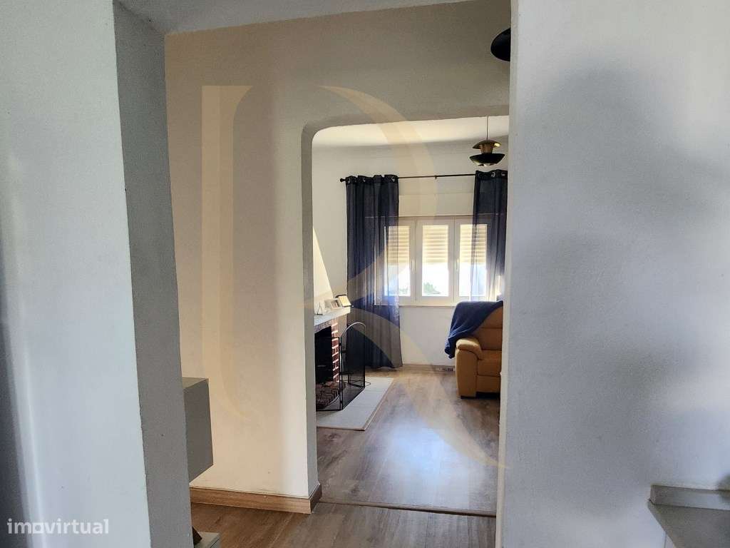 Moradia T3 transformada em T2 com Garagem, inserida num terreno de ...-21