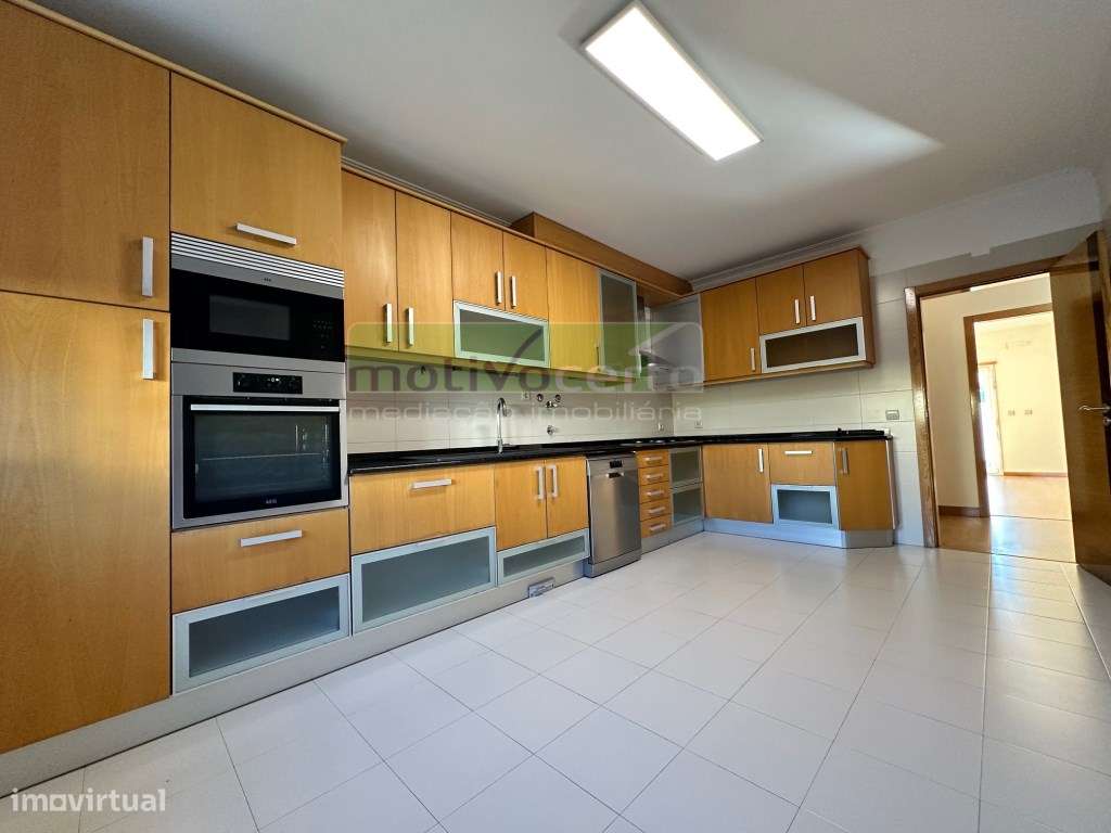 Moradia T4 com Sótão e Cave em Caparide, Cascais. Perto do Colégio ... - Grande imagem: 5/33