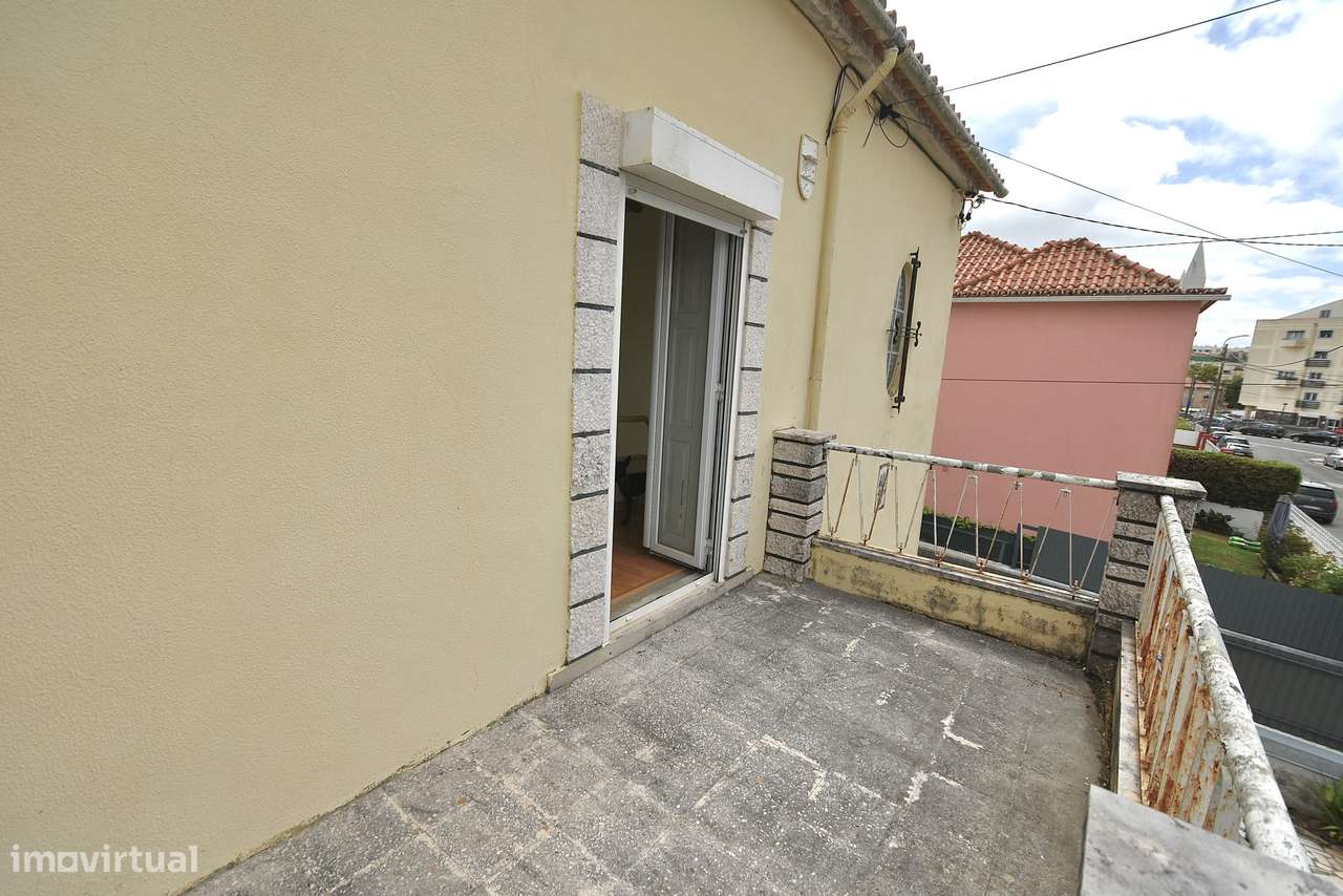 Moradia T4 Geminada com Excelente Espaço Exterior em Algueirão-24