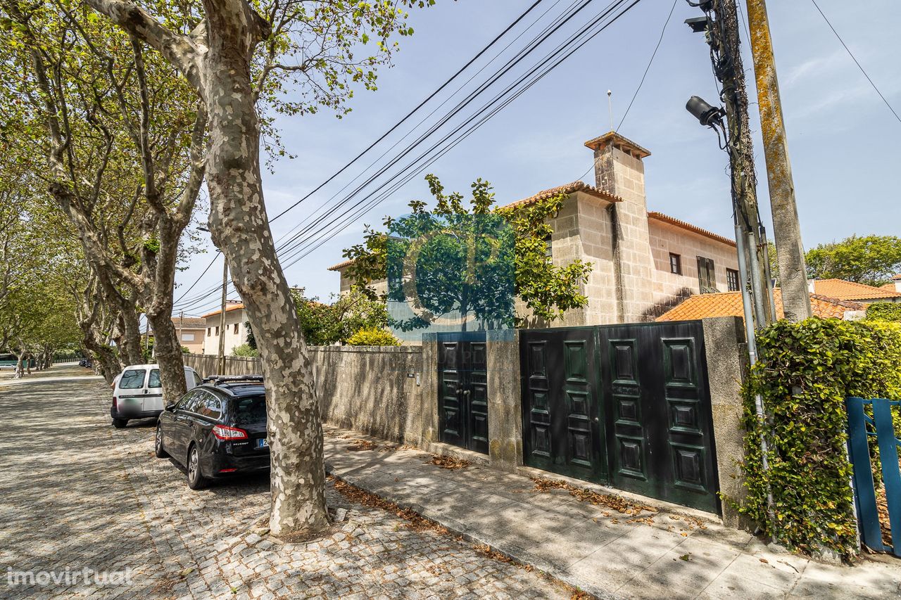 Moradia de quatro frentes com piscina, à praia de Miramar