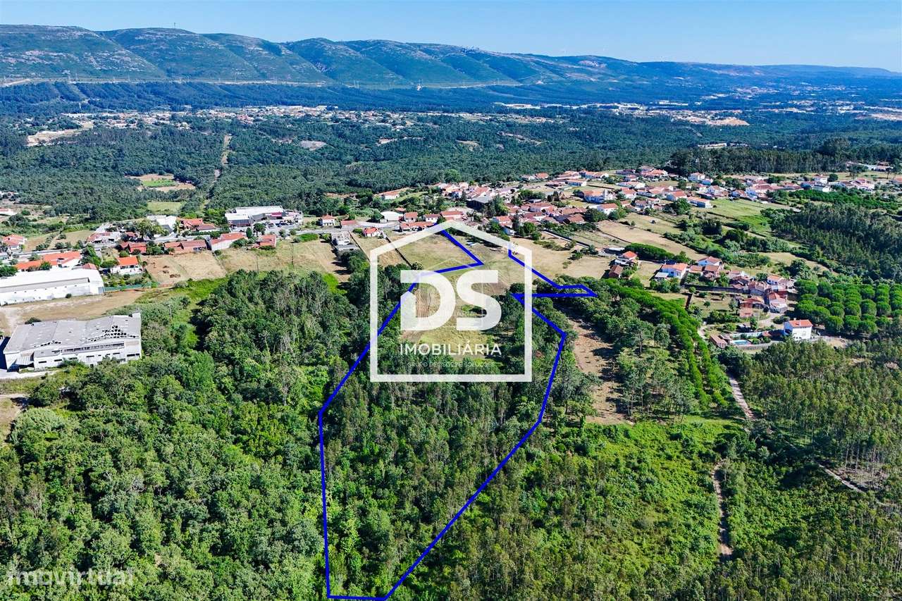 Moradia T4 + T1 com amplo terreno e espaços de lazer em Juncal, Porto-5