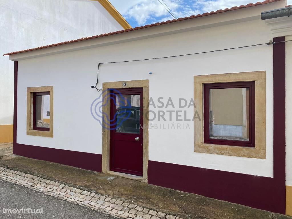 Casa de aldeia T2 recuperada e anexo próximo da cidade de Tomar no cen