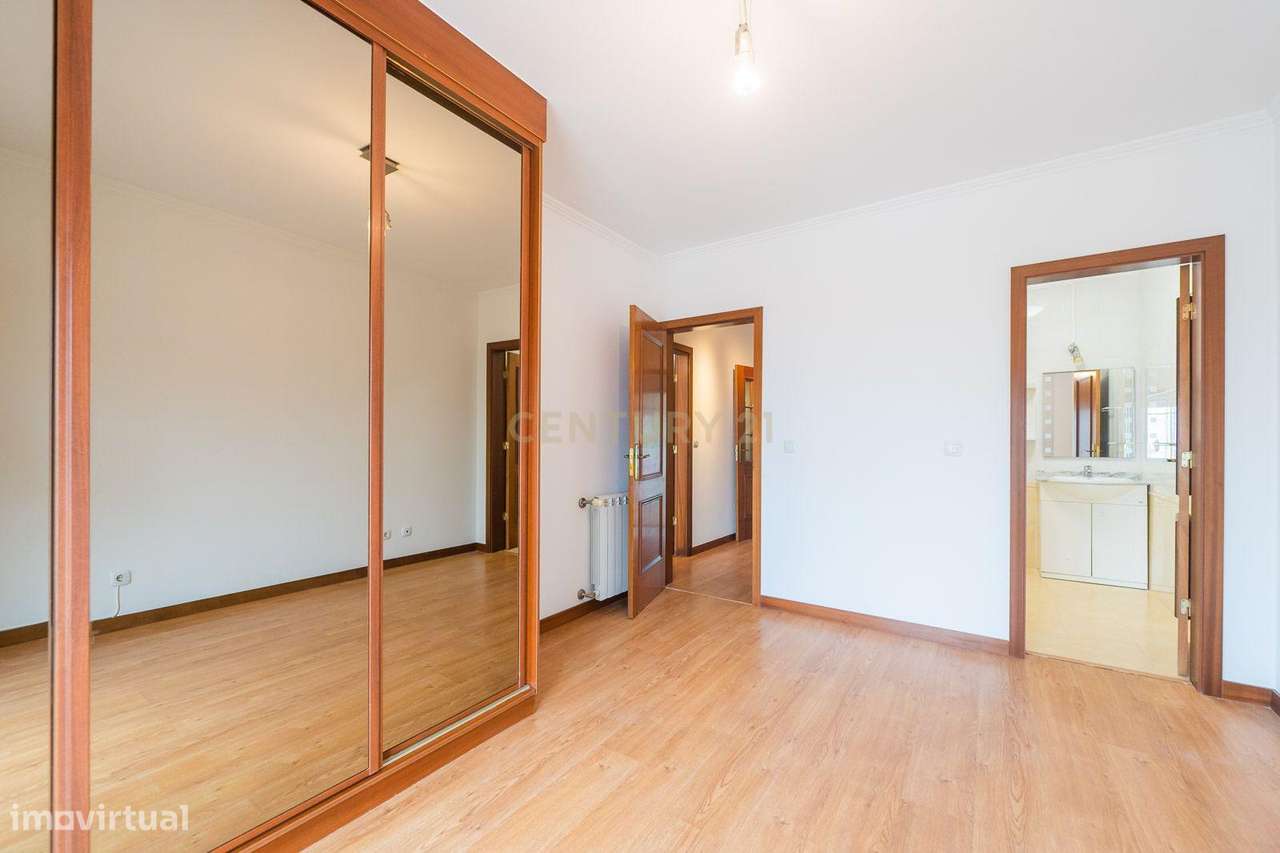 Excelente apartamento T2 com parqueamento em Rio de Mouro-32