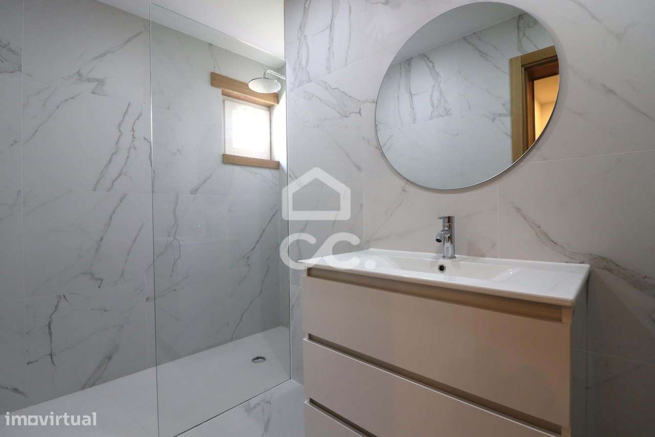 Moradia totalmente remodelada com 6 apartamentos T2 junto à Dias da Si-23