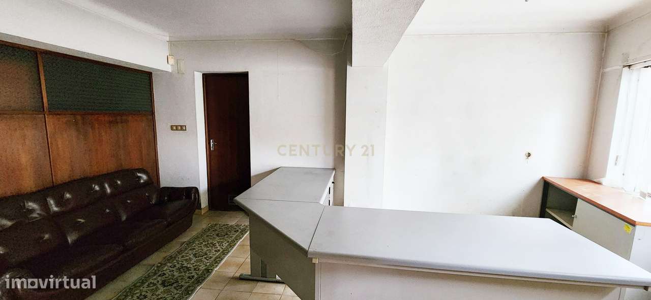 Excelente T2 Renovado com Potencial para T4 e Loja no Rés-do-Chão em C-9