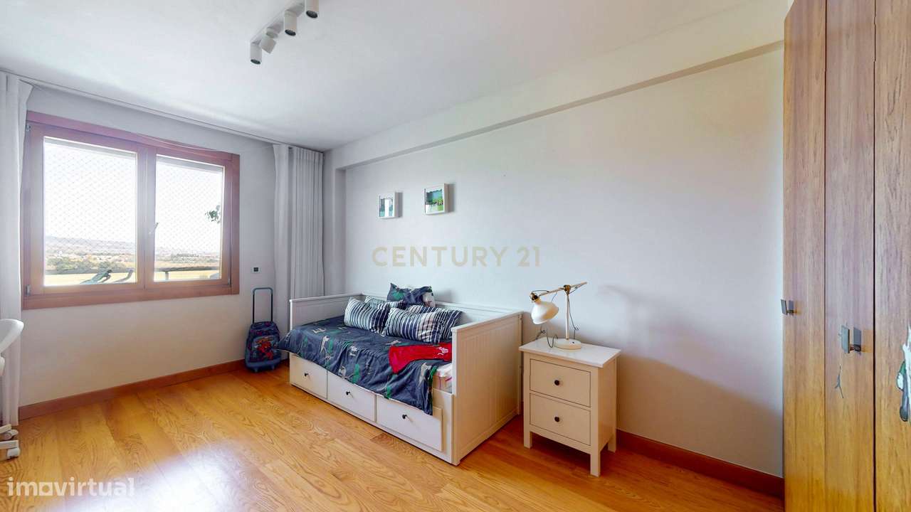 Apartamento T4 no Infantado de excelência, conforto e vista sobre a le-33