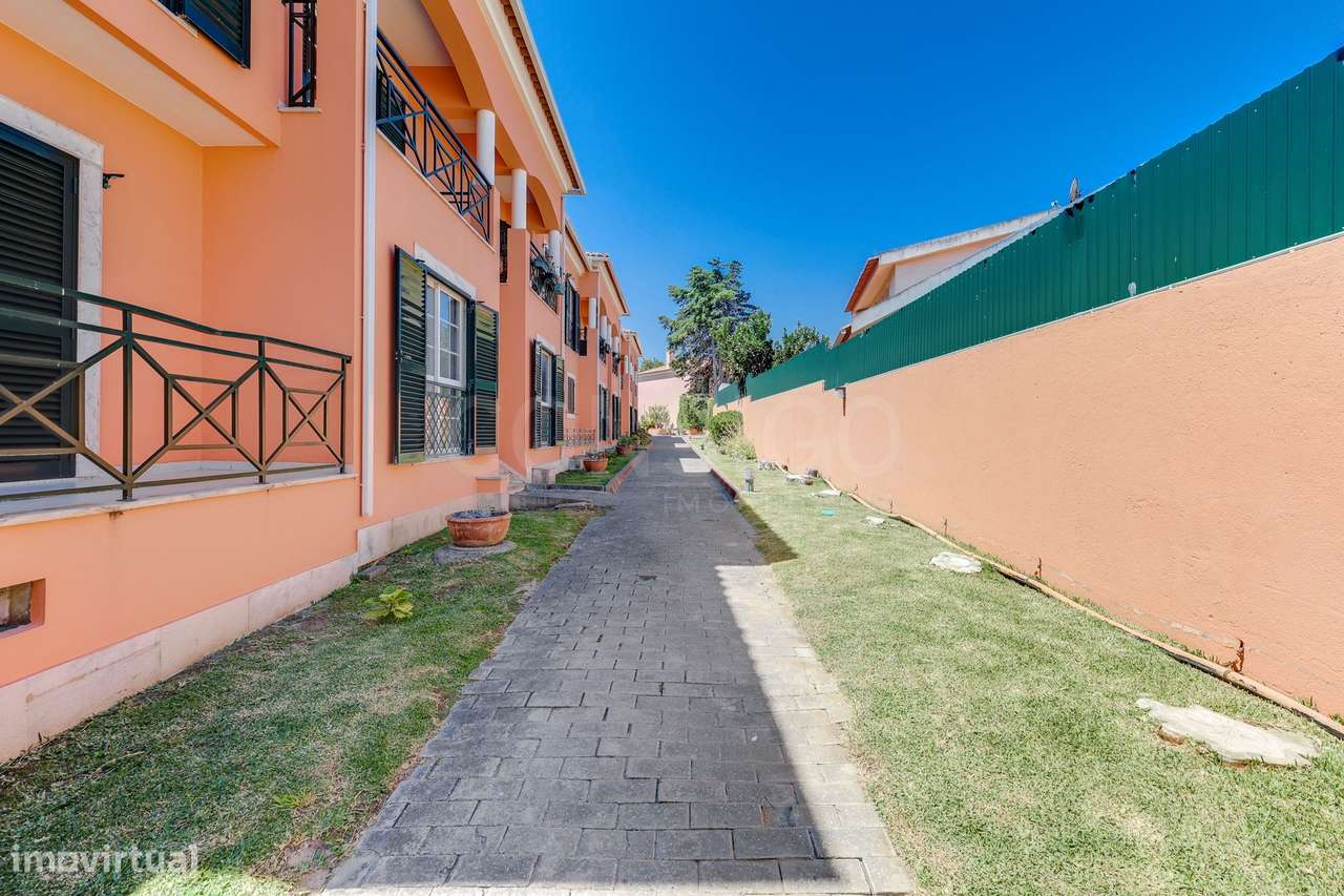 T3 com jardim privado, condomínio com piscina ,2 Estacionamentos + 1 a-34