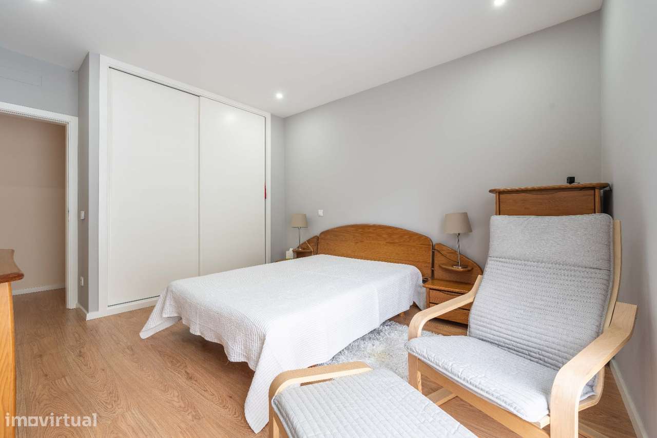 Moradia T4, em banda, de cave, rés-do-chão e andar, como nova!-19