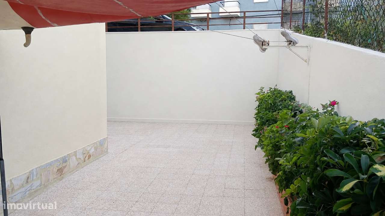 Apartamento T3 com Terraço Amplo e Exposição Solar na Ramada-19