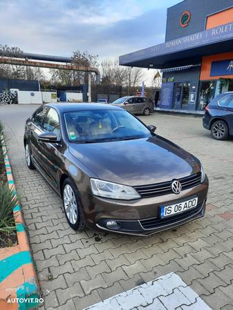 Volkswagen Jetta 2.0 TDI Comfortline DSG - 5