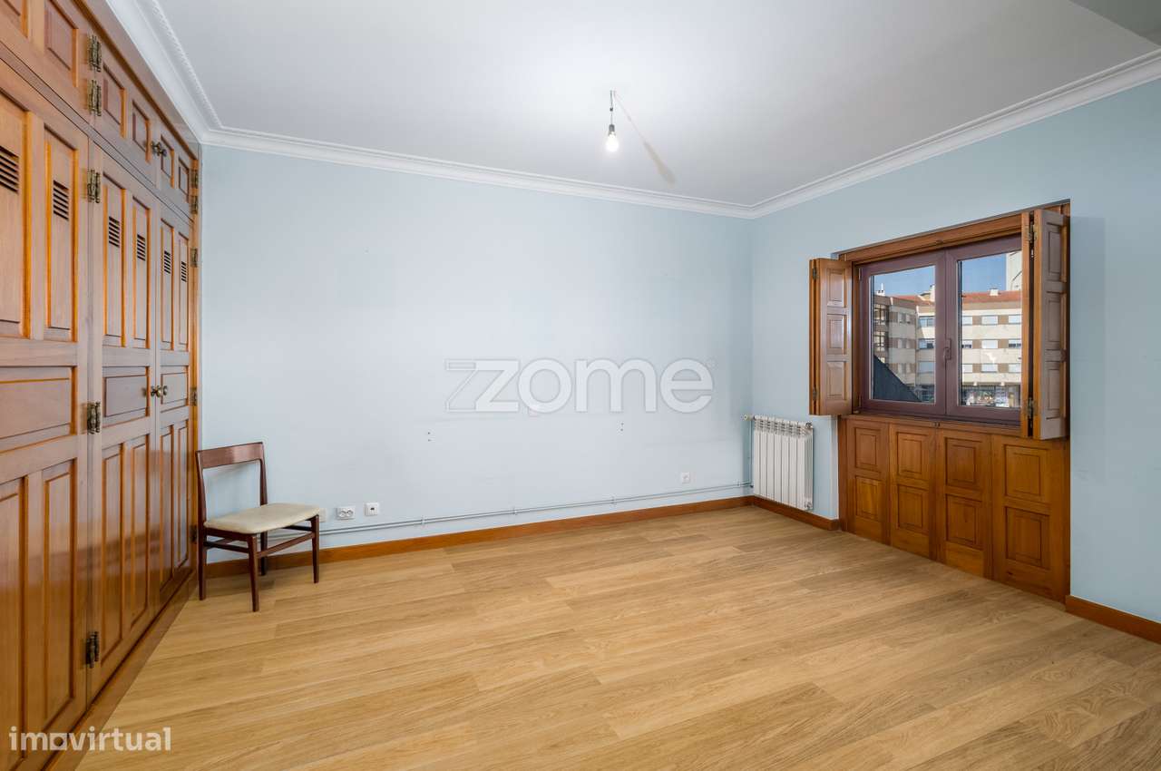 Moradia T4 (espaçosa) em Casais de Mem Martins-17