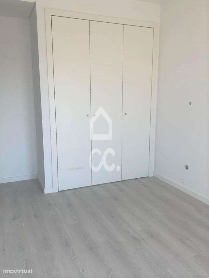 T2 com Terraço, a estrear, em zona privilegiada da Margem Sul - Grande imagem: 4/23