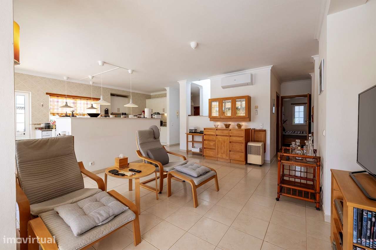 LUMINOSA MORADIA T3+1 COM PISCINA E GARAGEM PARA VENDA NA PRAIA DA LUZ - Grande imagem: 3/47