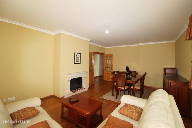 Apartamento com 4 assoalhadas situado no centro de Mem Martins-2