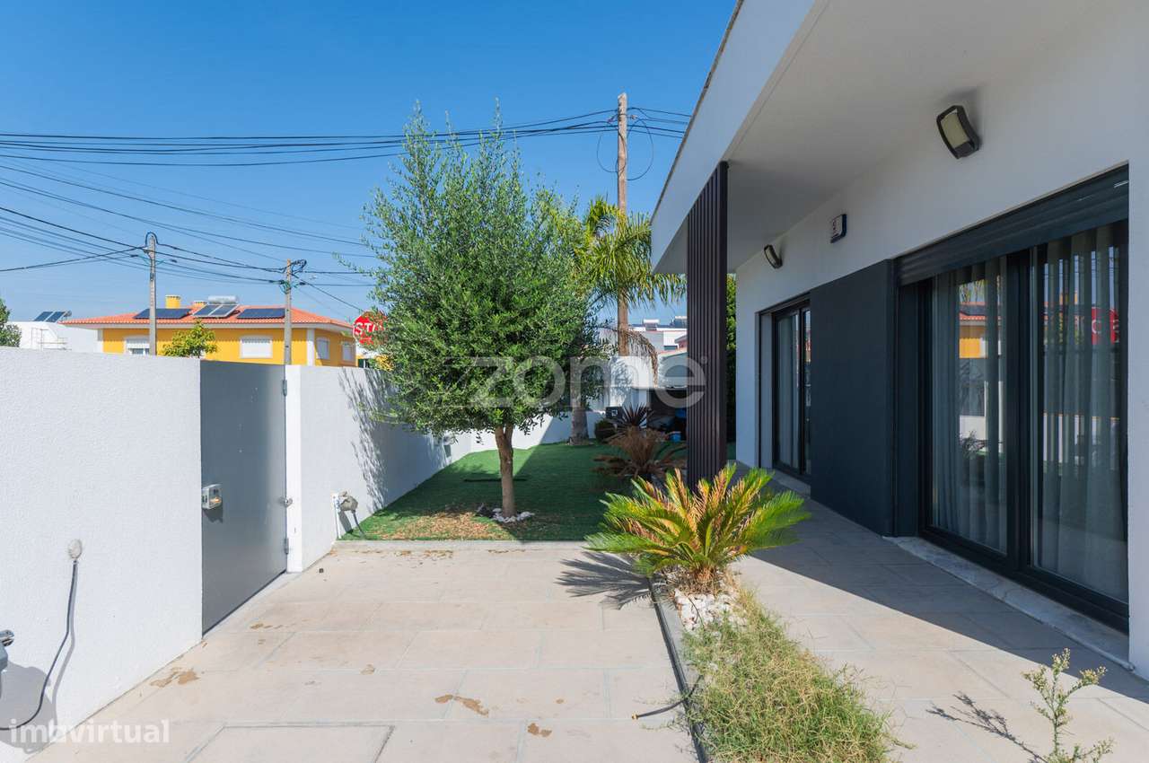 Moradia Térrea T3+1 com Piscina-49