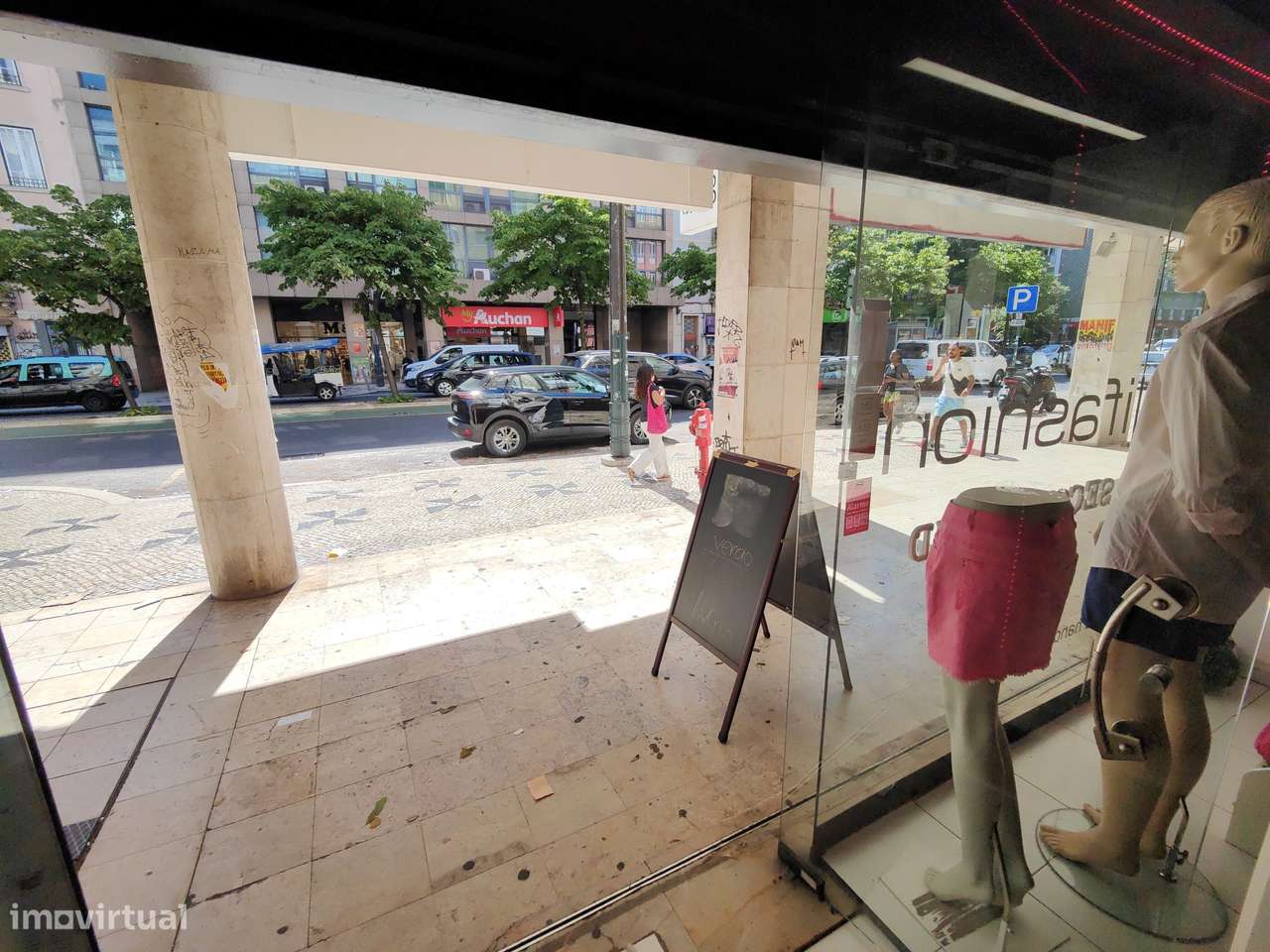 grande montra; Loja à saída do Metro; Av. Alm. Reis; - Grande imagem: 2/21