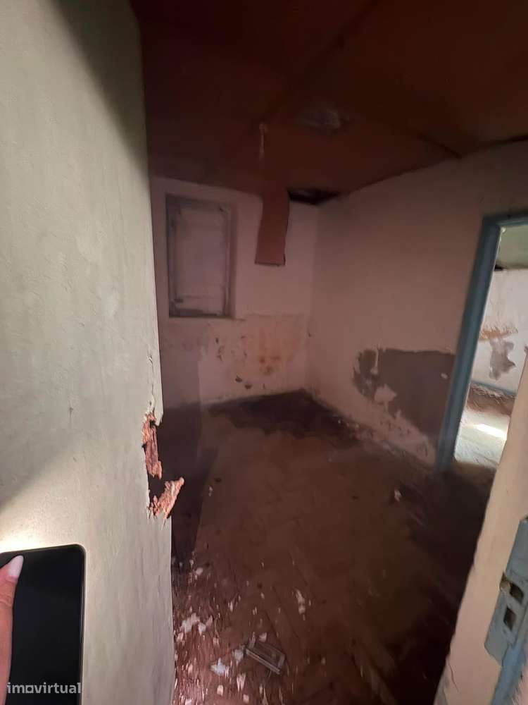 Moradia térrea para reconstrução com logradouro em Moita do Norte-19