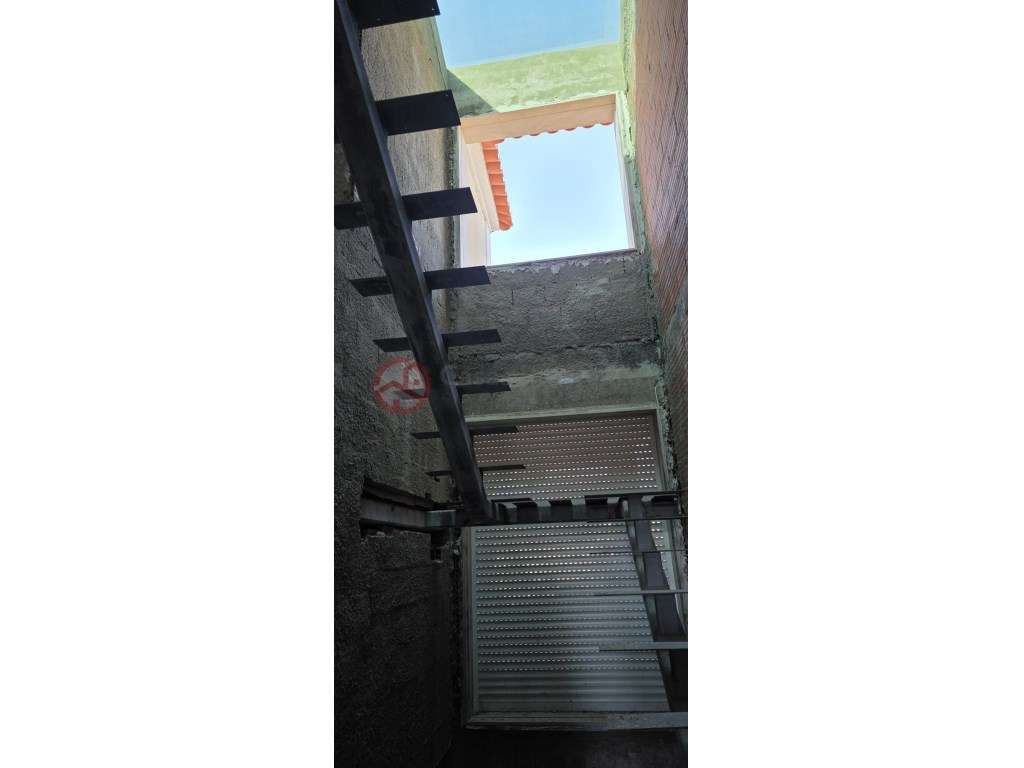 Terreno urbano com 1214m², com moradia edificada.-17