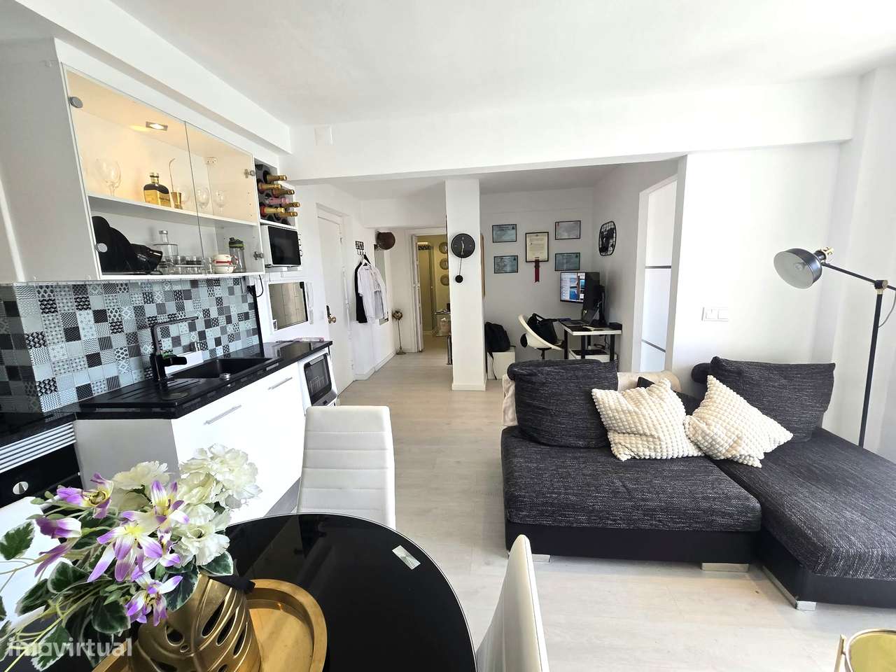 Excelente Apartamento T2 renovado com Open Space e Varanda - Almada-11