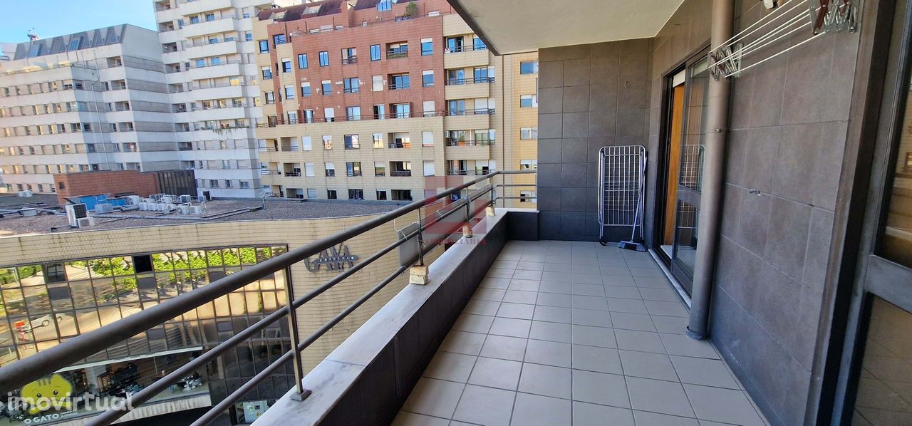Apartamento T3 c/varanda  e box em na Avenida de Gaia, junto ao metro