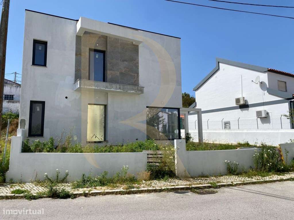 Moradia isolada T4 por terminar na Charneca da Caparica-23