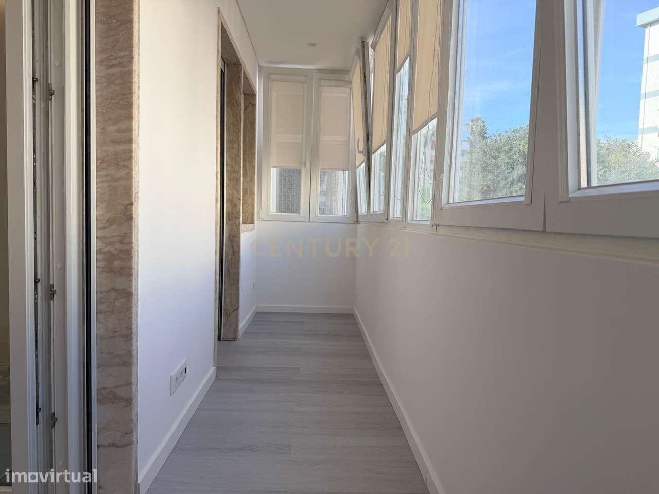 T2 no centro de Queijas totalmente remodelado-11
