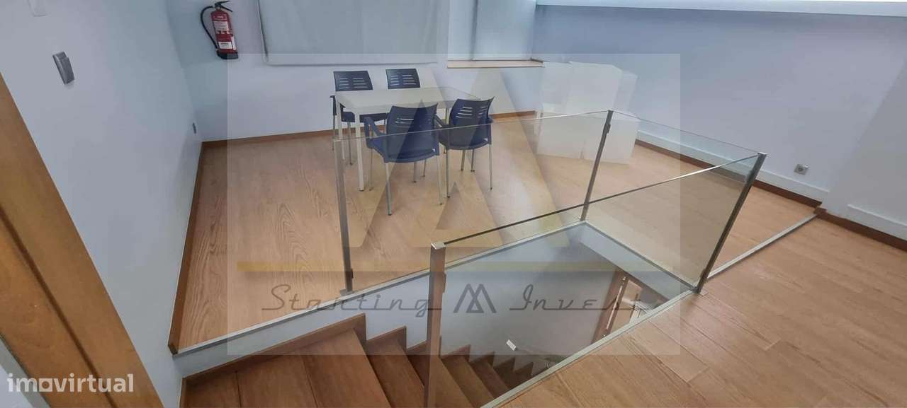 Loja comercial no largo do passeio Alegre, na Póvoa de Varzim.-5