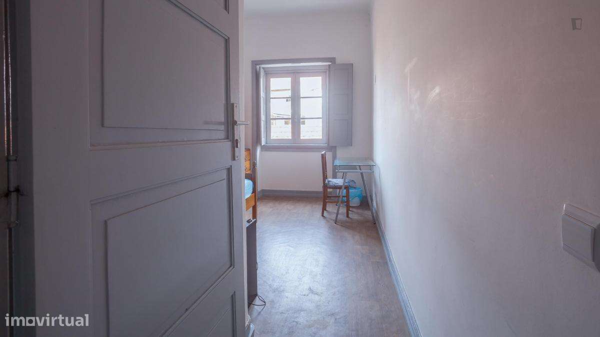 Quarto - localizado em Baixa Coimbra - Grande imagem: 4/10
