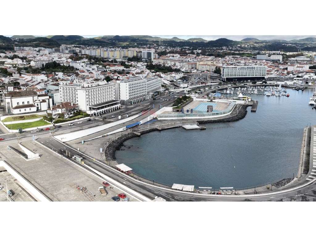 Moradia T4+1 com Quintal e Localização Premium junto às Portas do M... - Grande imagem: 5/23