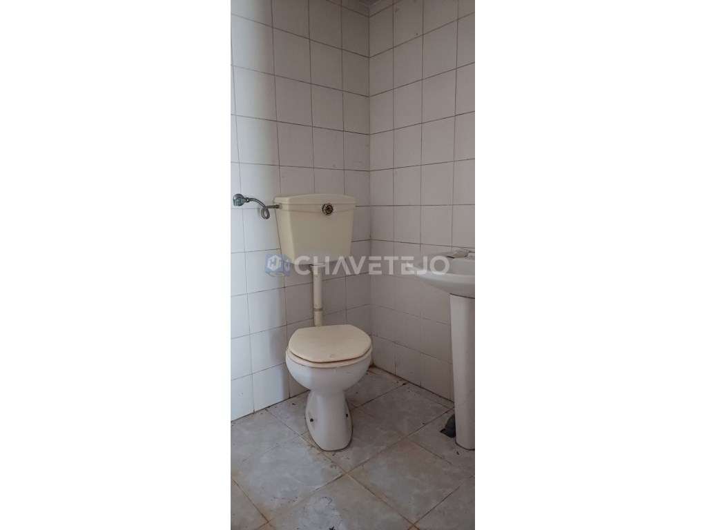 Casa Antiga Com Arrecadação e Terreno Para Recuperar, Cernache do B...-12