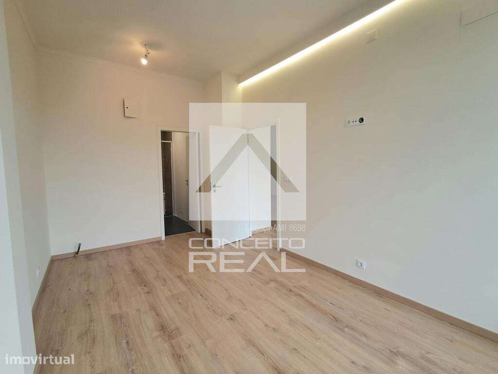 Loja totalmente renovada – Pronta a iniciar atividade – a 400 m da Est-12