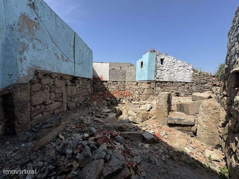 Moradia para recuperar com terreno - Grande imagem: 5/9