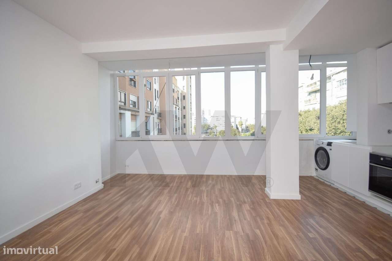 T3 remodelado e com varanda na Av. Gomes Pereira em Benfica - Pronto a - Grande imagem: 3/24