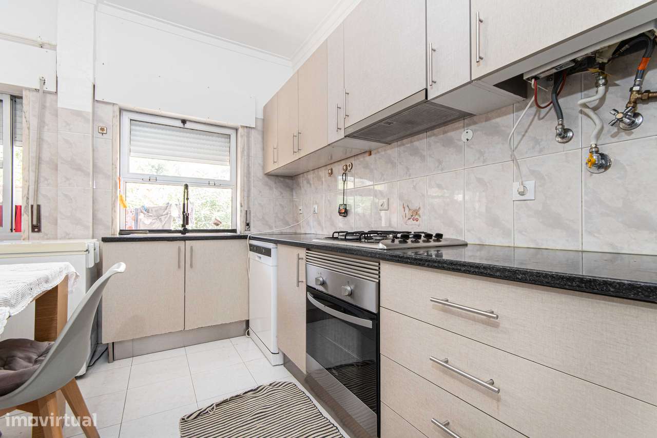 T2 com arrecadação, boas áreas, excelente localização Povoa Sta Iria-1