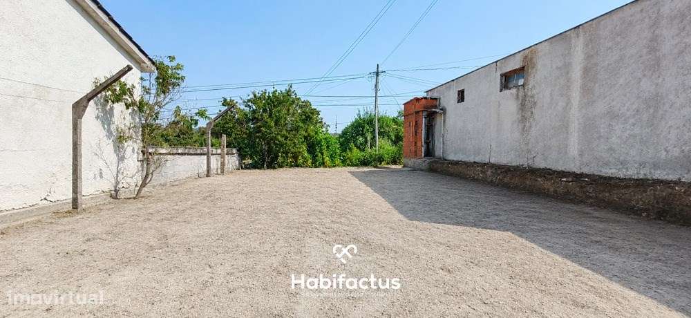 Moradia T3 para Remodelar em Bodiosa com Terreno-24
