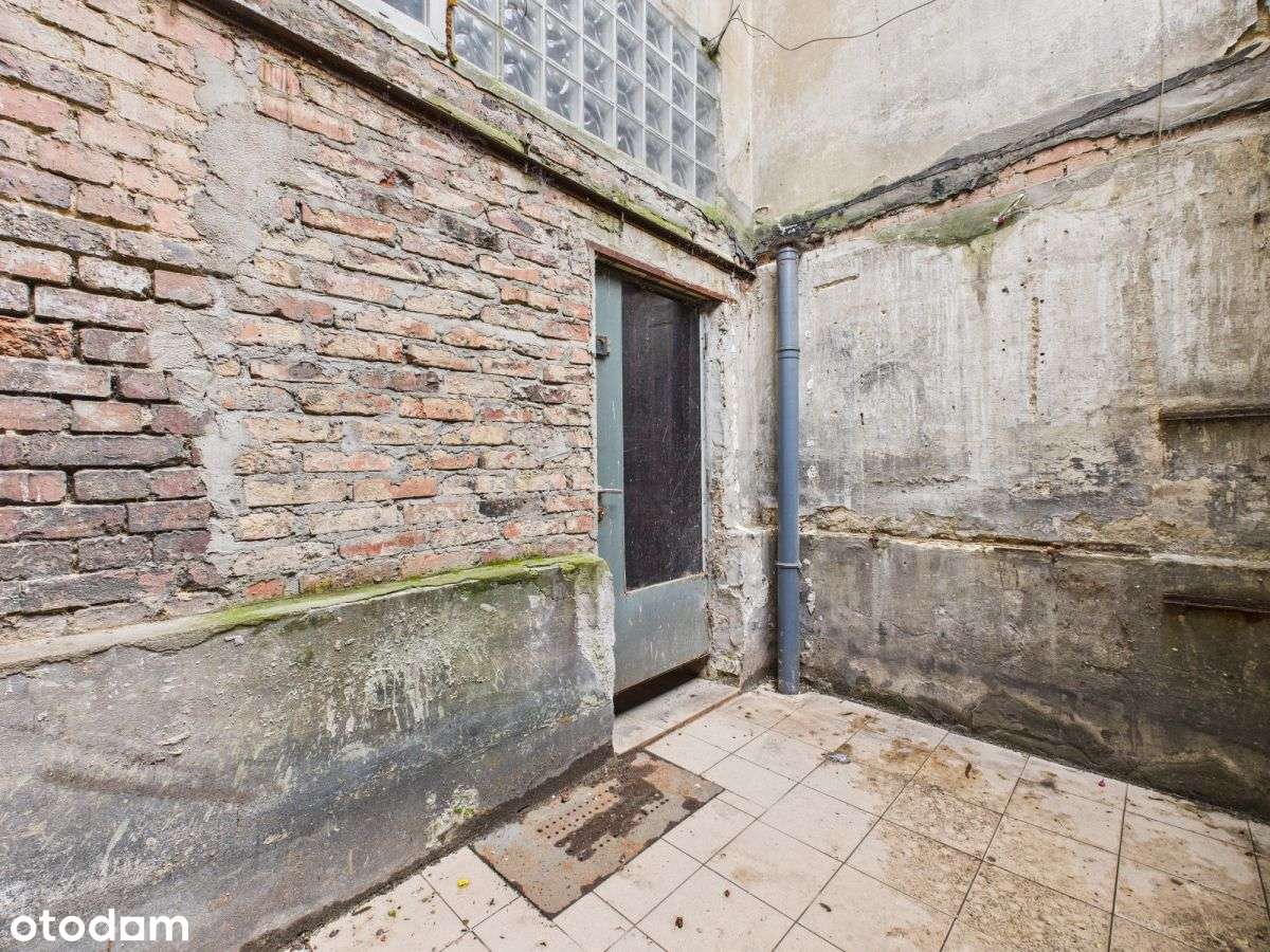 Lokal z dużą witryną do remontu-6